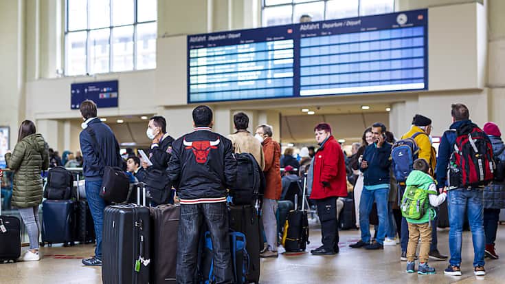 Des milliers de voyageurs sont restés bloqués dans les gares en Allemagne du nord samedi.