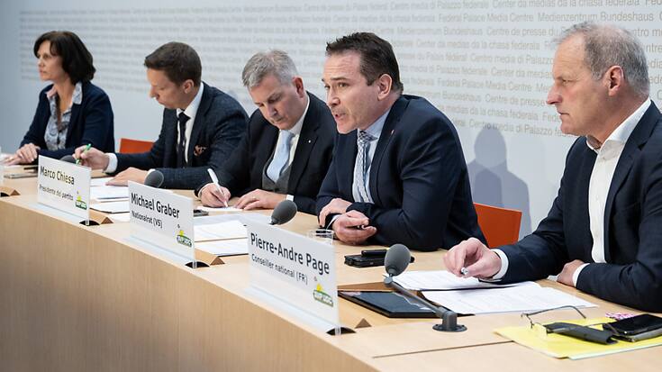 Le président de l'UDC Marco Chiesa (au centre) était accompagné des conseillers nationaux Pierre-André Page (FR), Michael Graber (VS), Christian Imark (SO) et Monika Rüegger (SO) (de droite à gauche) pour lancer le référendum contre le contre-projet indirect à l'initiative pour les glaciers.