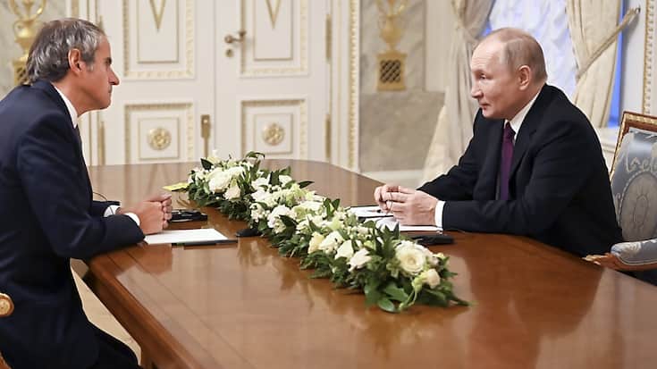 Le président Vladimir Poutine a rencontré à St-Pétersbourg le directeur général de l'AIEA Rafael Mariano Grossi.