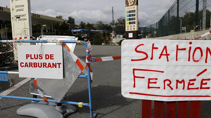 Les quelques grévistes indispensables au déblocage du carburant des cuves devraient donc se voir contraints de venir travailler, sous peine de sanctions pénales.
