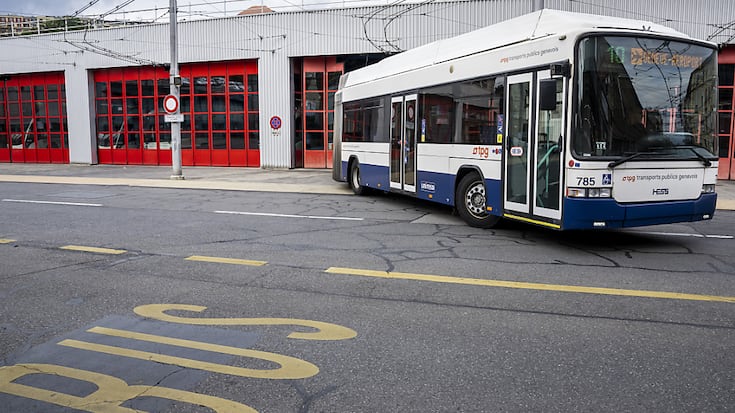 Un bus des TPG sort du dépôt de la Jonction afin de reprendre du service après l'annonce de la fin de la grève des conducteurs jeudi en début d'après-midi.