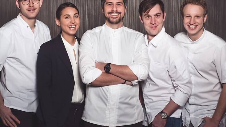 Sven Wassmer (au centre), chef au Memories à Bad Ragaz (SG), rejoint le club des chefs triplement étoilés au Michelin (archives).