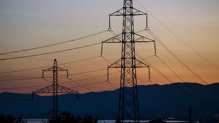 Les ménages helvétiques ayant réduit de 13% leur consommation, la part du courant disponible à l'exportation a augmenté, l'électricité n'étant que difficlement entreposable. (Photo/Jean-Christophe Bott)
