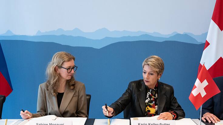 La conseillère fédérale Karin Keller-Sutter (à droite) et la cheffe adjointe du gouvernement de la Principauté du Liechtenstein Sabine Monauni ont signé jeudi à Berne un accord sur une reconnaissance mutuelle des exclusions de jeux.
