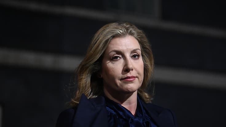 "Je suis candidate pour être la cheffe du parti conservateur et votre Première ministre, pour unir notre pays, réaliser nos engagements et remporter les prochaines élections législatives", a écrit sur Twitter la députée de 49 ans, mettant en avant "l'intérêt national".