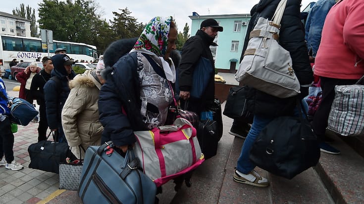 Les civils évacuant Kherson arrivent à la gare de Dzhankoy, en Crimée.