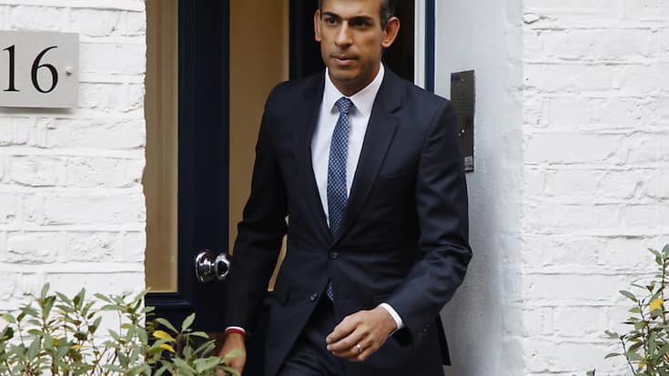 Petit-fils d'immigrés d'origine indienne au parcours classique de l'élite britannique, Rishi Sunak, richissime ancien banquier, pourrait devenir le premier non-blanc à diriger le gouvernement britannique.