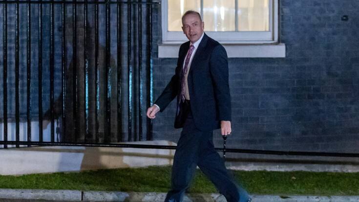 Le secrétaire d'Etat à l'Irlande du nord Chris Heaton-Harris s'est déplacé mercredi à Belfast pour s'entretenir avec les différents partis et les convaincre de s'entendre. En vain. Il "convoquera une élection" faute d'accord d'ici jeudi soir minuit.