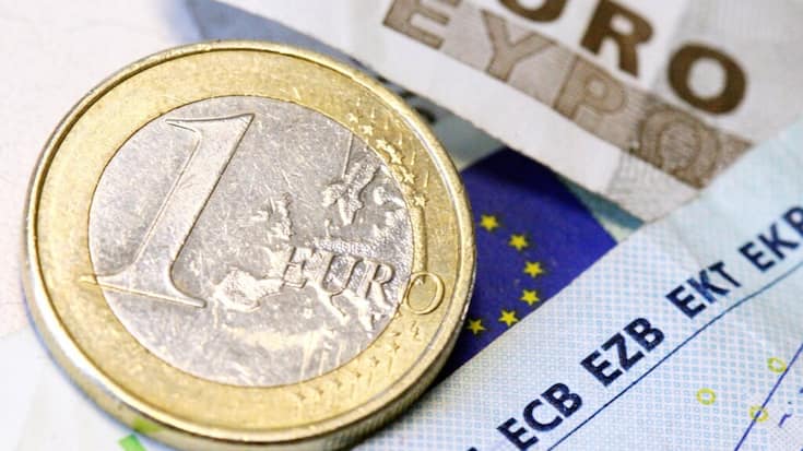 L'euro s'est sensiblement déprécié face au dollar sous l'effet combiné de la nouvelle hausse des taux directeurs de la BCE et du rebond plus vif que prévu de la croissance américaine. (archives)