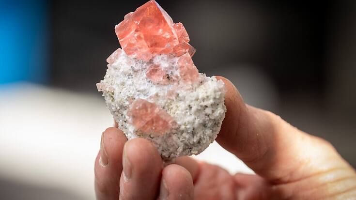 De la fluorite rose découverte lors de la construction du second tube du Gothard. Sa transparence est remarquable, selon les experts.