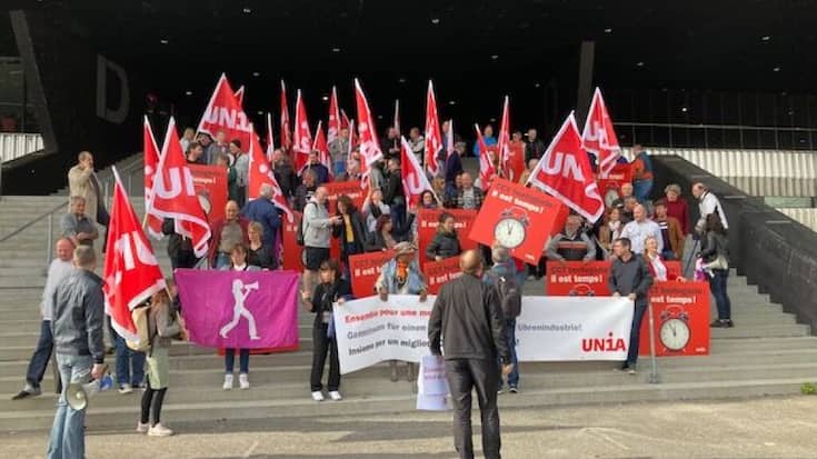 La centaine d'employés présents à Neuchâtel ont déployé une banderole et brandi des réveils pour signifier au patronat "qu'il est grand temps d'agir dans l'horlogerie".