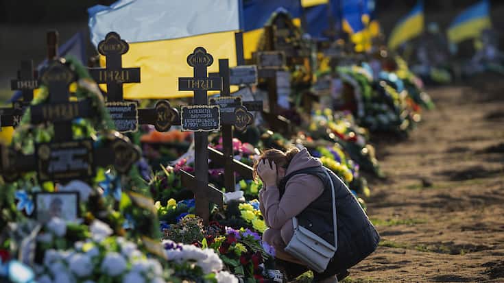 Tamara, 50 ans, pleure sur la tombe de son fils unique, tué dans un bombardement à Mykolaiv.