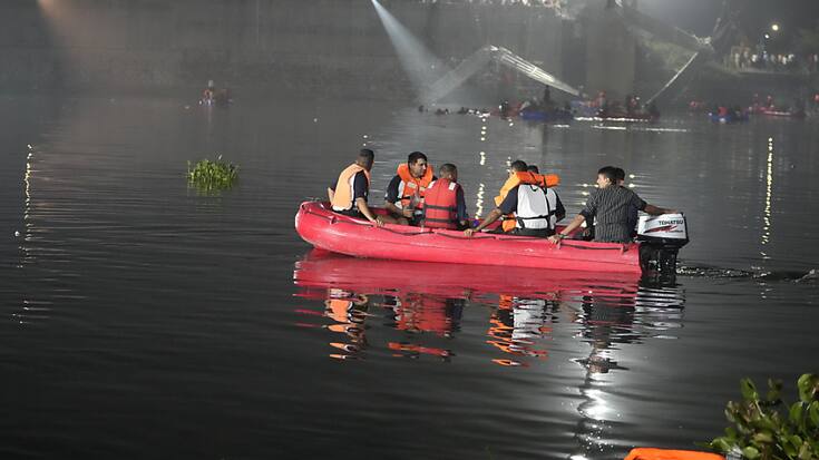Les secours, dont des plongeurs, sont à pied d'oeuvre afin de trouver des survivants.