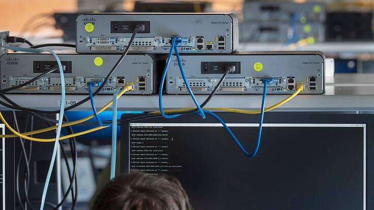 Le secteur suisse des TIC recrute ses spécialistes essentiellement à la sortie des hautes écoles, négligeant la main d'oeuvre étrangère et celle issue d'autres filières. (archives)