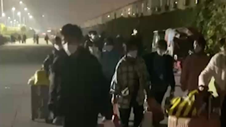 Les travailleurs d'une installation de Foxconn dans la ville de Zhengzhou, dans le centre de la Chine, semblent avoir quitté l'établissement pour éviter les contrôles Covid-19, selon cette photo prise à partir d'une séquence vidéo.