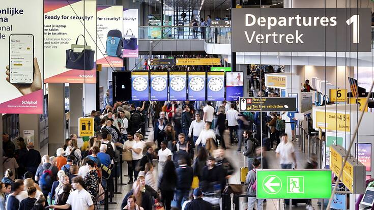Du fait du manque de personnel lié au licenciement de milliers de personnes pendant la pandémie, les passagers ont dû faire face à d'énormes files d'attente depuis le printemps, sur fond de reprise du trafic. (archives)