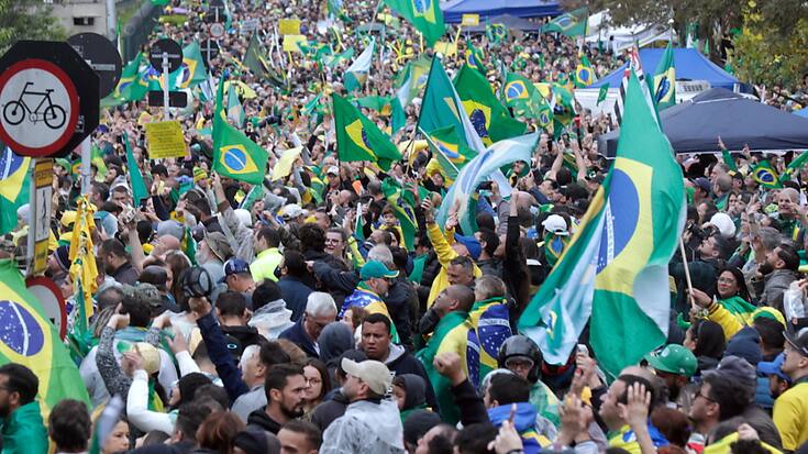 Les supporters du président sortant manifestent devant la caserne de l'armée brésilienne à Sao Paulo, demandant l'intervention des militaires à la suite d'élections dont ils contestent les résultats.