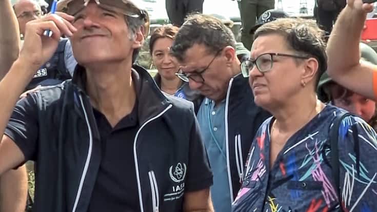 Le directeur de l'Agence internationale de l'énergie atomique (AIEA), Rafael Grossi, chef de mission, à gauche, et d'autres membres de l'AIEA, inspectent la centrale nucléaire de Zaporizhzhia à Enerhodar, en Ukraine, le jeudi 1er septembre, selon les images tirées d'une vidéo de l'armée russe.