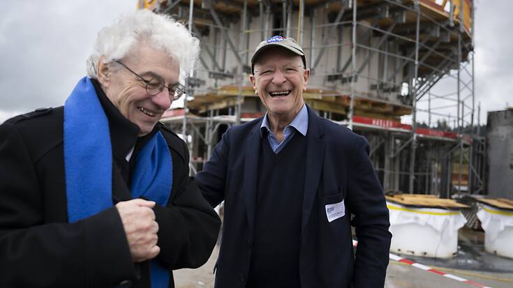 Mario Botta, l'architecte de l'observatoire (gauche), et l'ancien astronaute Claude Nicollier (droite), étaient présents lors de la visite du chantier samedi.