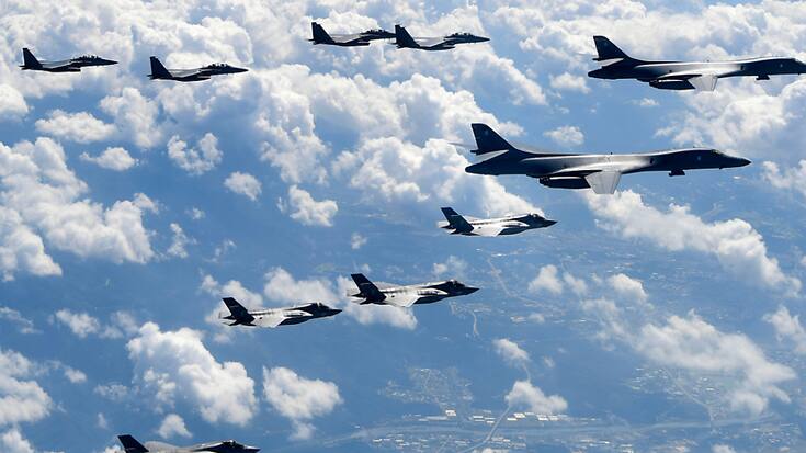 La vague de tirs nord-coréens est survenue alors que des centaines d'avions militaires américains et sud-coréens, dont des bombardiers lourds B-1B, participaient aux plus grandes manoeuvres aériennes conjointes jamais menées par Séoul et Washington.