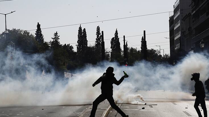 Un groupe de manifestants a lancé des cocktails Molotov en queue d'un cortège sur la place Syntagma, en bas du Parlement grec. La police a répondu en tirant des gaz lacrymogènes, a constaté une photographe de l'AFP.