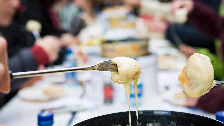 Les organisateurs du Suisse Fondue Festival (SFF) attendent pas moins de 15'000 visiteurs, quatre jours durant, pour célébrer la fondue "moitié-moitié" (archives).