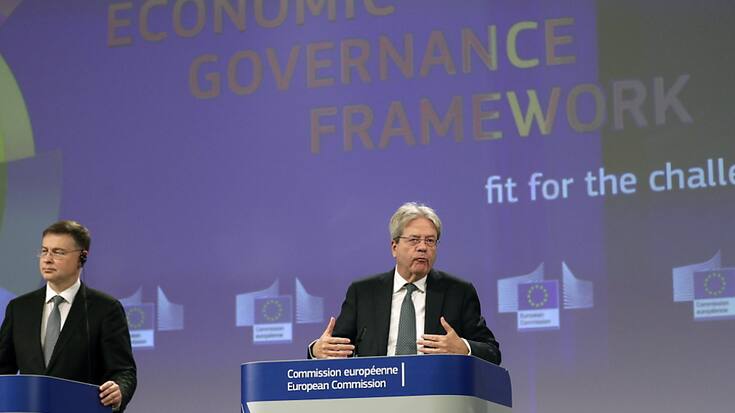 "Nous voulons placer la croissance et la stabilité au même niveau", a résumé le commissaire à l'Economie, Paolo Gentiloni (à droite sur la photo).
