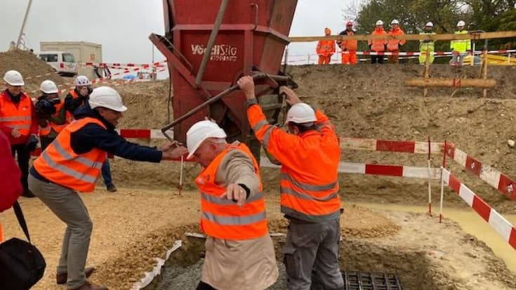 Le tube symbolisant la première pierre du futur bâtiment d'exploitation du Groupe E dans le canton de Neuchâtel a été coulé dans le béton d'un futur pilier.