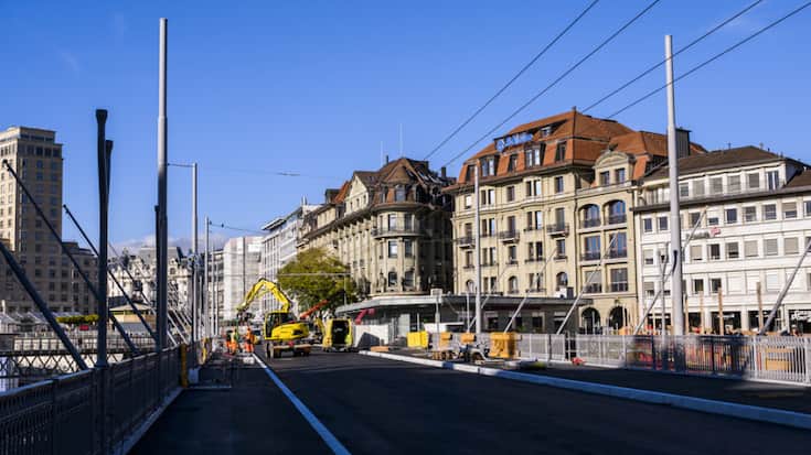 Des ouvriers terminent les ultimes travaux de réfection du Grand-Pont à Lausanne qui sera rouvert le 3 décembre prochain.