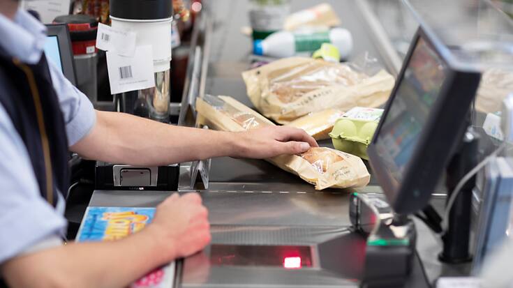 Coop procédera en 2023 à une hausse générale des salaires de 2% sera pour les employés touchant moins de 4500 francs par mois, alors que les rémunérations supérieures à ce montant seront ajustées individuellement. (archives)