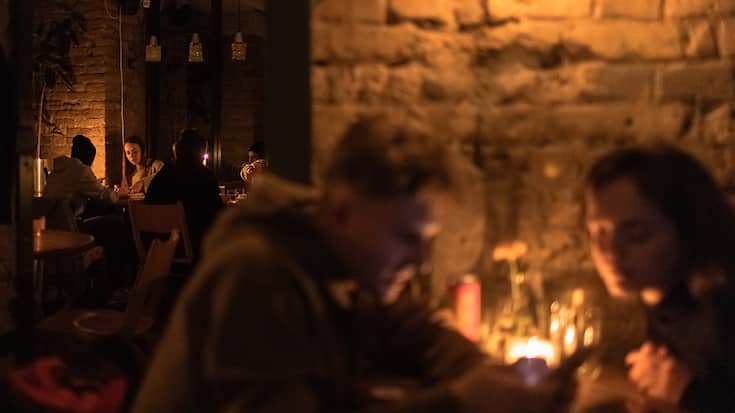 A Kiev, malgré les coupures d'électricité et les frappes russes, les habitants essayent de vivre au quotidien, comme ici dans ce restaurant. Mais le maire de la ville leur a demandé de conserver leurs provisions et d'envisager de déménager temporairement en cas de perte totale d'électricité.