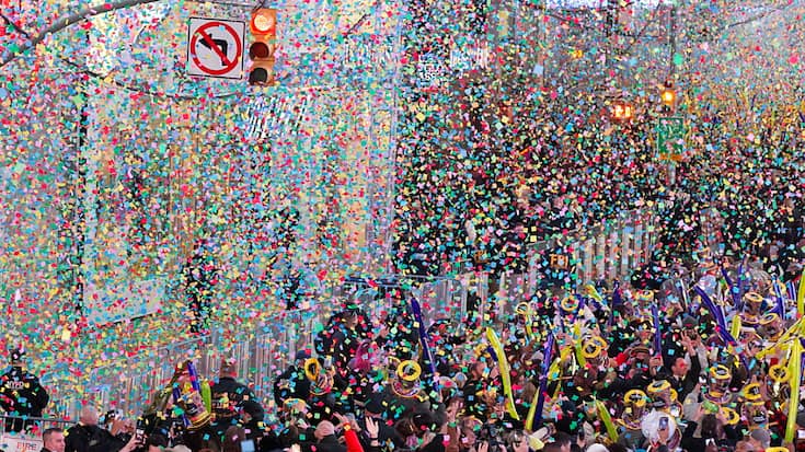 Ces dernières années, les téléspectateurs américains de CNN ont eu l'habitude de voir le présentateur Anderson Cooper et ses collègues boire un verre à Times Square, à New York, alors que la fête battait son plein derrière eux (archives).