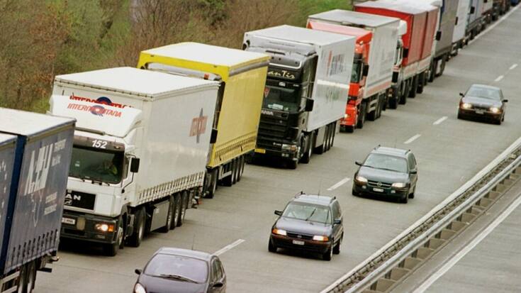 Le fret routier en Suisse reste beaucoup trop important, selon l'Initiative des Alpes.