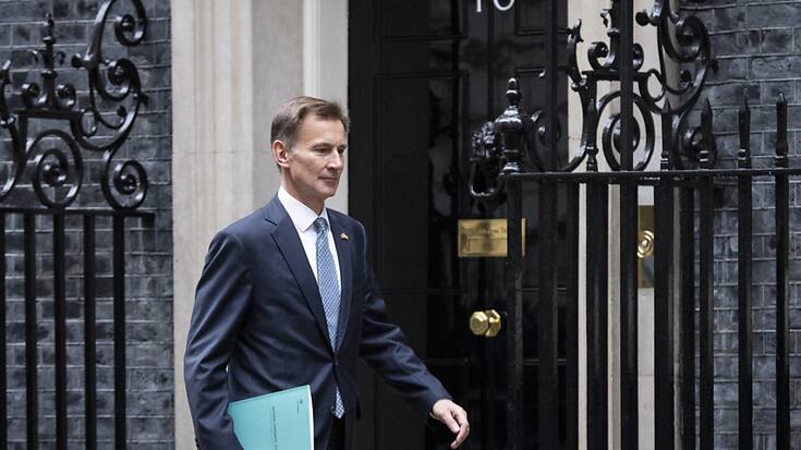 Le ministre des Finances britannique Jeremy Hunt a annoncé jeudi un budget avec 55 milliards de livres de hausses d'impôts et coupes dans la dépense publique.
