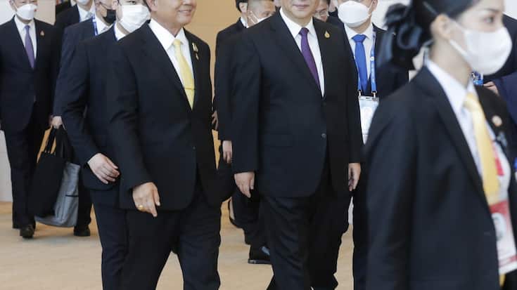Le président chinois Xi Jinping occupe le devant de la scène à Bangkok, en l'absence de son homologue américain Joe Biden.