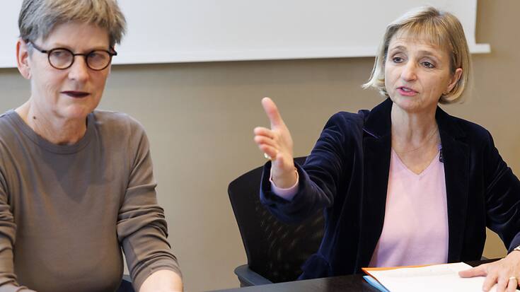 La conseillère d'Etat genevoise Fabienne Fischer, à droite, accompagnée par Christina Stoll, à gauche, directrice de l'office cantonal de l'inspection et des relations du travail, a détaillé vendredi les engagements pris par Uber pour se mettre en conformité avec la loi.