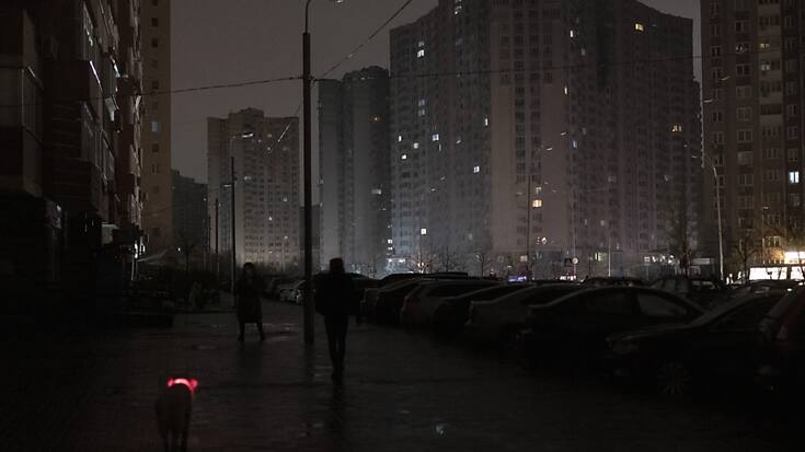 Près de la moitié des infrastructures énergétiques ukrainiennes sont hors d'usage à la suite des frappes russes qui se poursuivent, plongeant dans la pénombre et le froid jusqu'à 10 millions d'habitants, comme ici jeudi à Kiev.