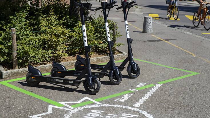 Considérées comme des cyclomoteurs légers, les trottinettes électriques doivent être équipées avec un éclairage à l'avant et à l'arrière pour être homologuées (archives).