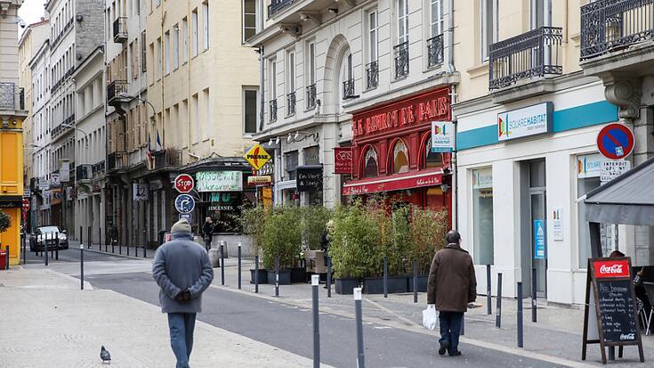 La tendance observée depuis 2020, qui voit les prix des maisons se renchérir beaucoup plus vite que les appartements, continue: elles se sont accrues deux fois plus vite, 8,2% contre 4,1% au troisième trimestre. (KEYSTONE/Peter Klaunzer)