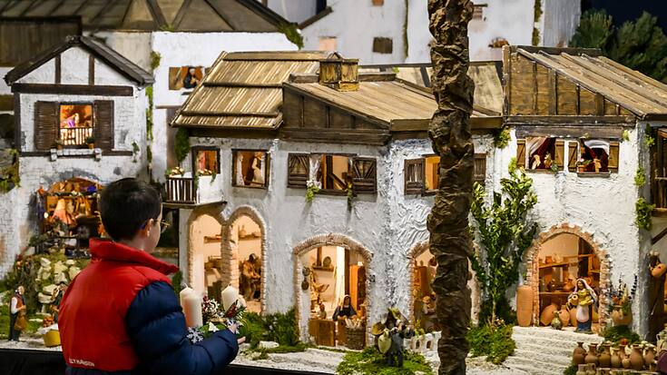 La crèche géante et évolutive est exposée cette année dans l'église de Vallorbe avec environ 1000 personnages en terre cuite.