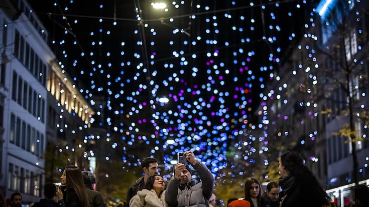L'illumination "Lucy" sur la Bahnhofstrasse est quelque peu réduite cette année dans le cadre des mesures d'économie d'énergie.