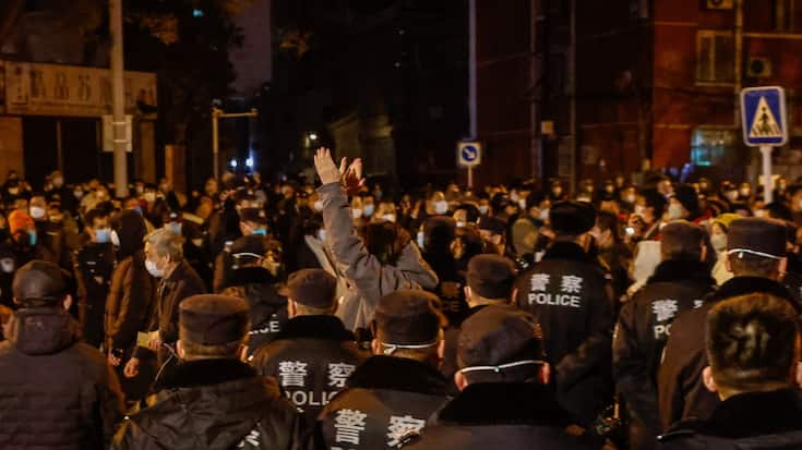 La colère gronde en Chine (ici, manifestation à Urumqi après un incendie très tragique)