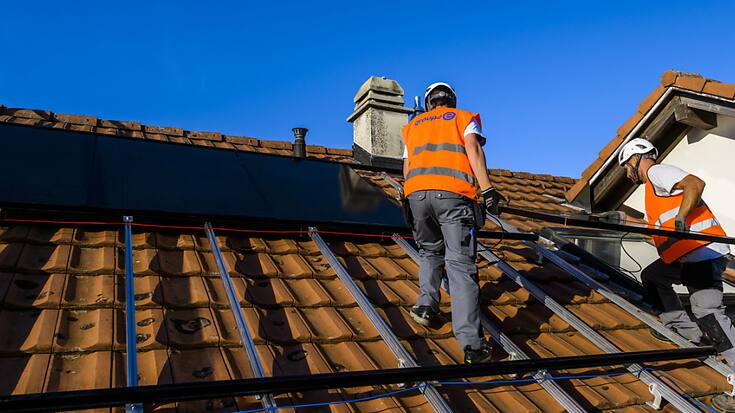 L'économie vaudoise souffre d'un manque de personnel qualifié, notamment pour poser des panneaux solaires (photo d'illustration).