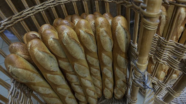 La baguette fait l'objet de concours nationaux, lors desquelles les candidates sont tranchées en longueur pour permettre au jury d'évaluer l'alvéolage et la couleur de la mie, "crème" dans l'idéal.