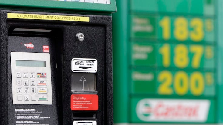 S'ils sont retombés depuis leur flambée du printemps dernier, les prix des carburants demeurent sensiblement plus élevés qu'il y a un an. (archive)
