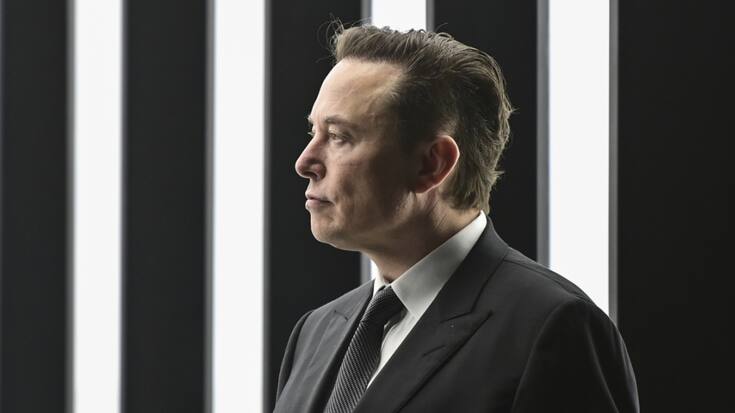Selon le patron de Tesla, Elon Musk, le camion chargé, avec un poids total de près de 37 tonnes, peut parcourir 805 kilomètres sans recharge, quand les véhicules actuellement proposés offrent une autonomie de 400 à 480 kilomètres.