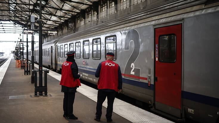 Les contrôleurs de la SNCF ont décidé de cesser le travail pendant tout le week-end pour réclamer une meilleure reconnaissance de leur statut.