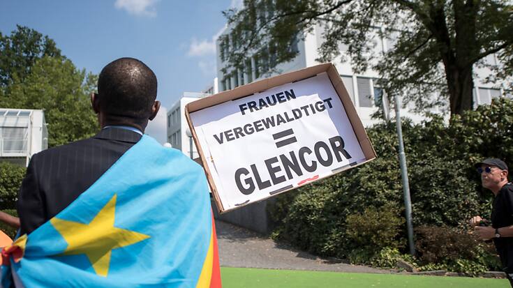 Des militants congolais avaient manifesté en 2018 devant le siège du mastodonte zougois des matières premières à Baar. (archive)