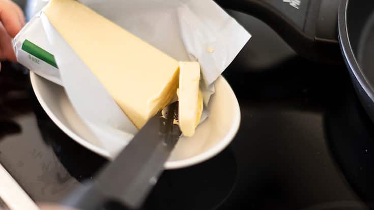 Le marché suisse du beurre a été chamboulé lors de la première année de pandémie en 2020. Les ventes de fromage et de beurre ont bondi, mais comme la production de lait est restée stable, il n'y a plus eu assez de lait pour fabriquer le beurre.