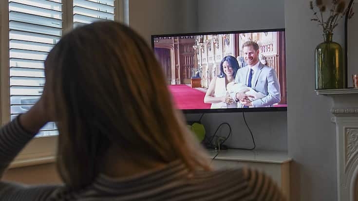 Une jeune Anglaise regarde le documentaire "Harry &amp; Meghan", dont les trois premiers épisodes ont été dévoilés jeudi sur Netflix.